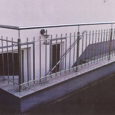 Geländer aus Edelstahl an einer Treppe